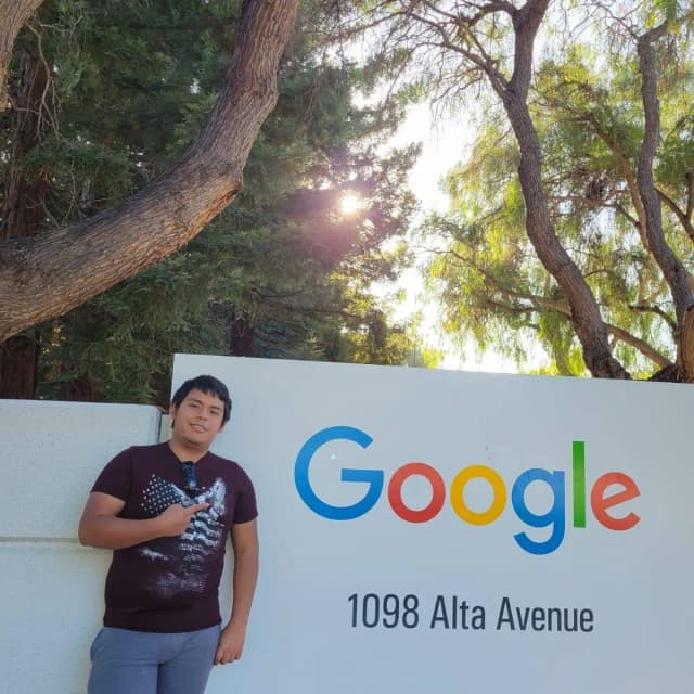 Foto del fundador, Aaron Jáuregui Sifuentes